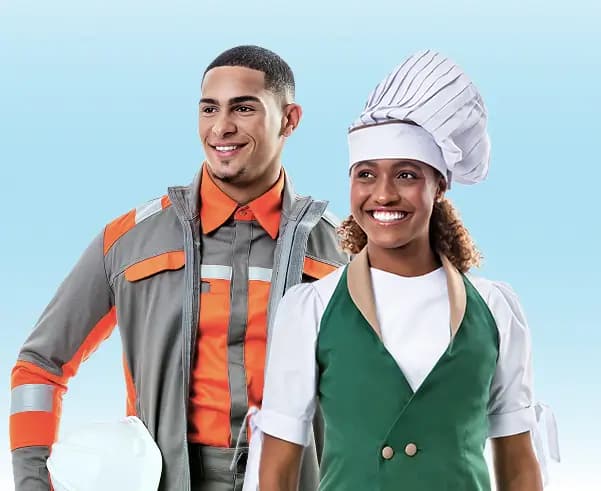 Homem e mulher vestidos com uniformes